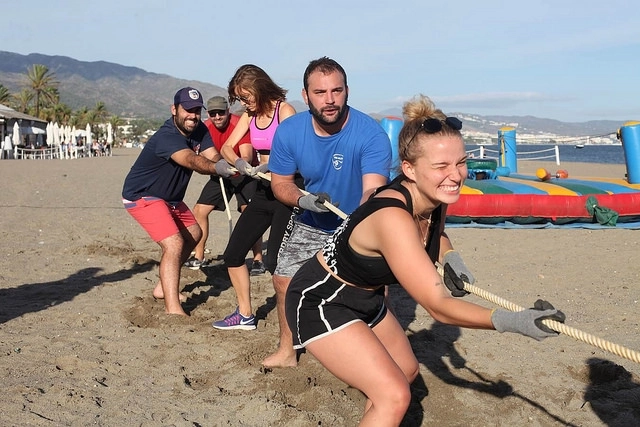 Juegos deportivos en la playa de Marbella, una idea original y diferente para celebrar un cumpleaños en Málaga