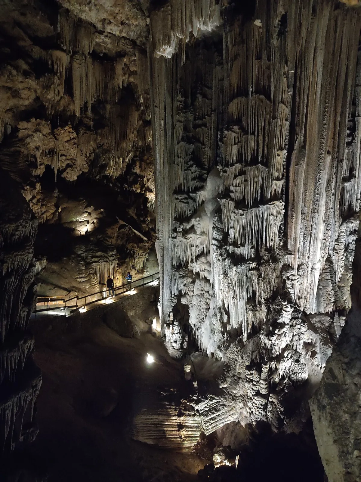 Sala iluminada de la Cueva de Nerja con grandes columnas