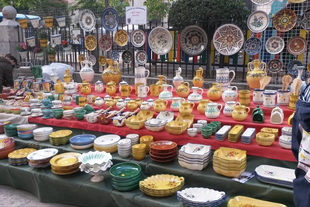 Mercadillo de artesanía celebrado durante las fiestas patronales de San Isidro 2026.