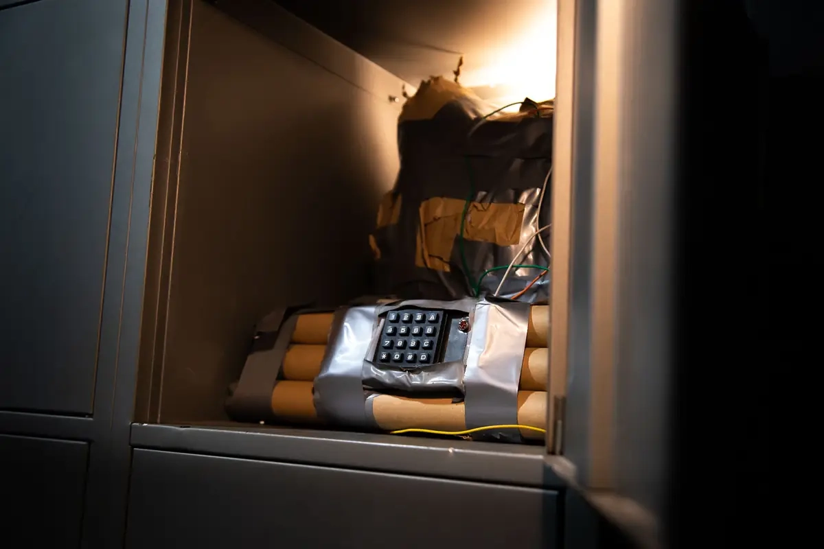 Sala del escape room Atraco a Central Bank en Valencia, con la carga explosiva dentro de la taquilla