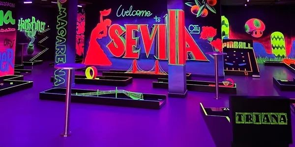 Un minigolf ambientado con luces ultravioleta y grafitis neón para celebrar cumpleaños con amigos en Sevilla