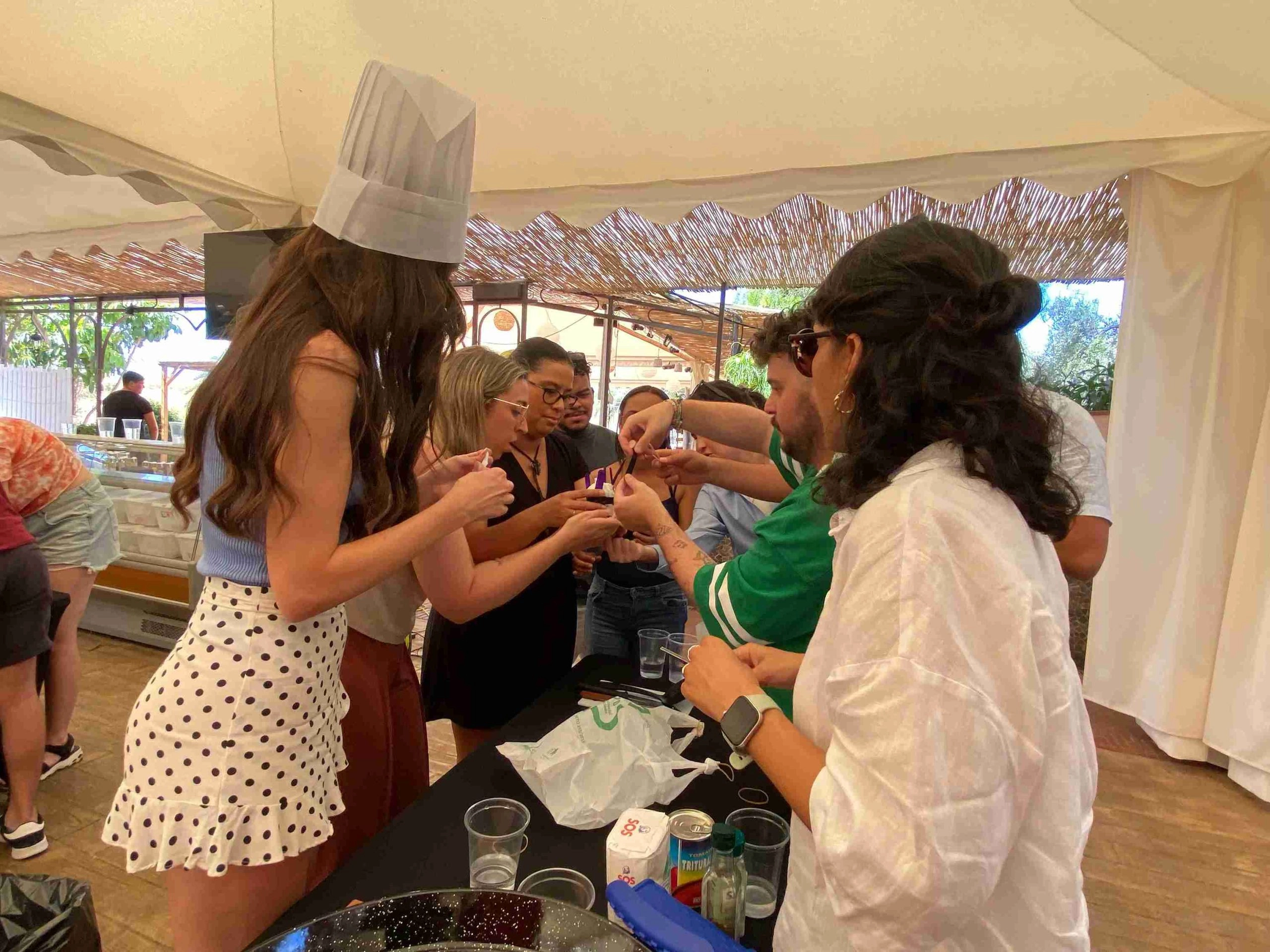 Compite por equipos como si estuvieras en MasterChef en un team building con competición de paellas en Málaga.