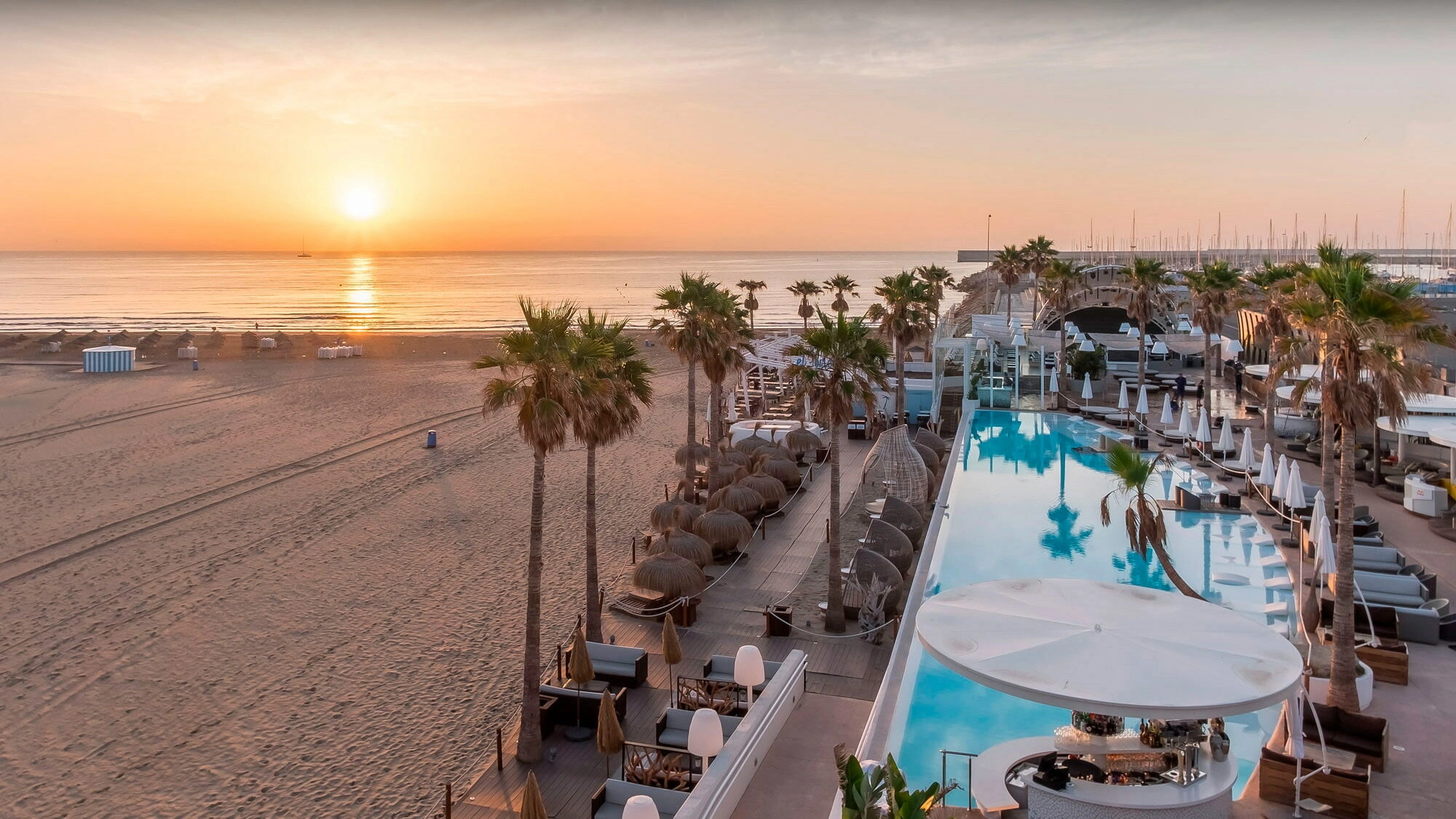 Marina Beach Club es uno de los mejores planes de tardeo en Valencia para el fin de semana.