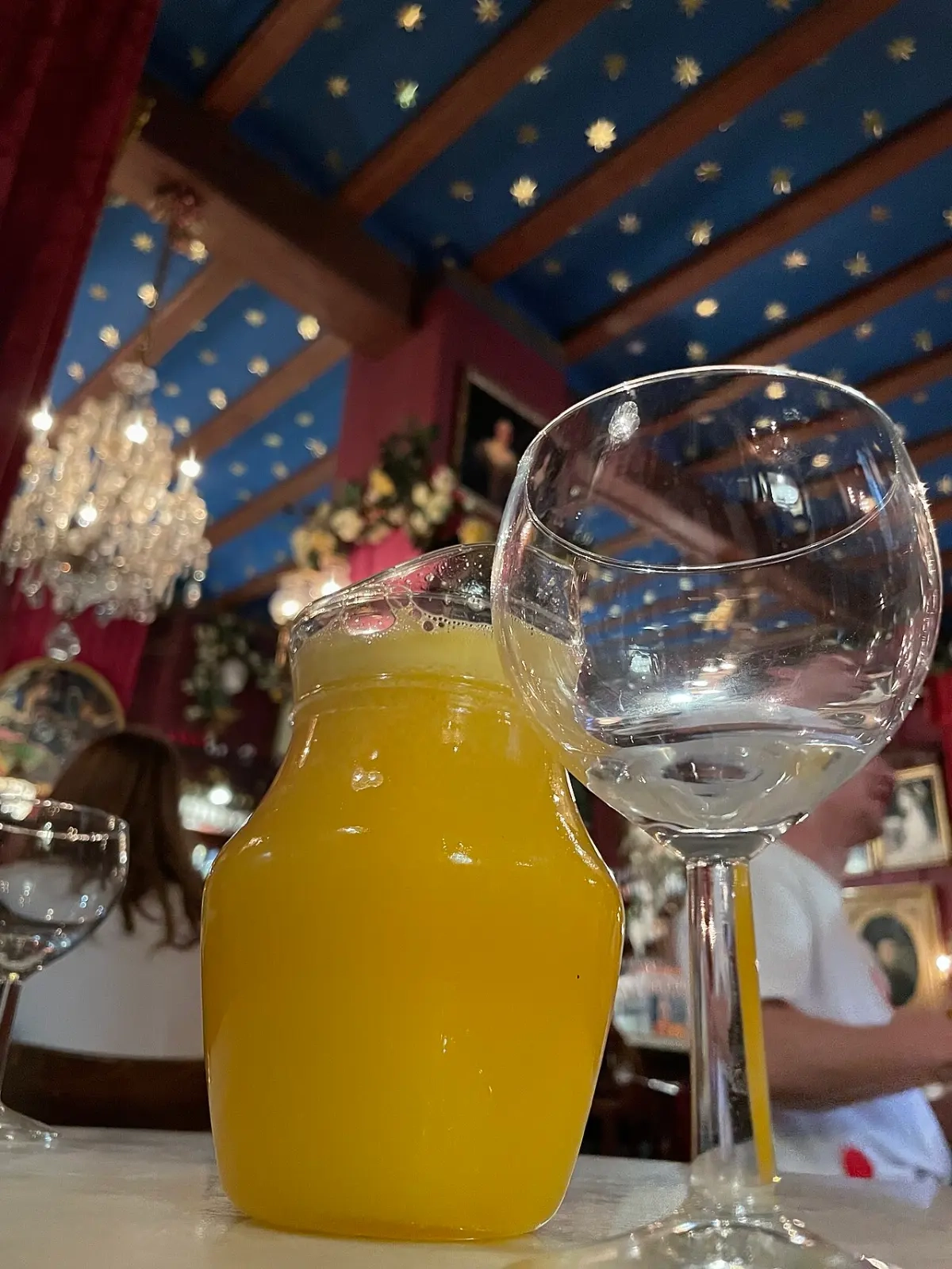 Jarra de Agua de Valencia servida en una coctelería de Valencia