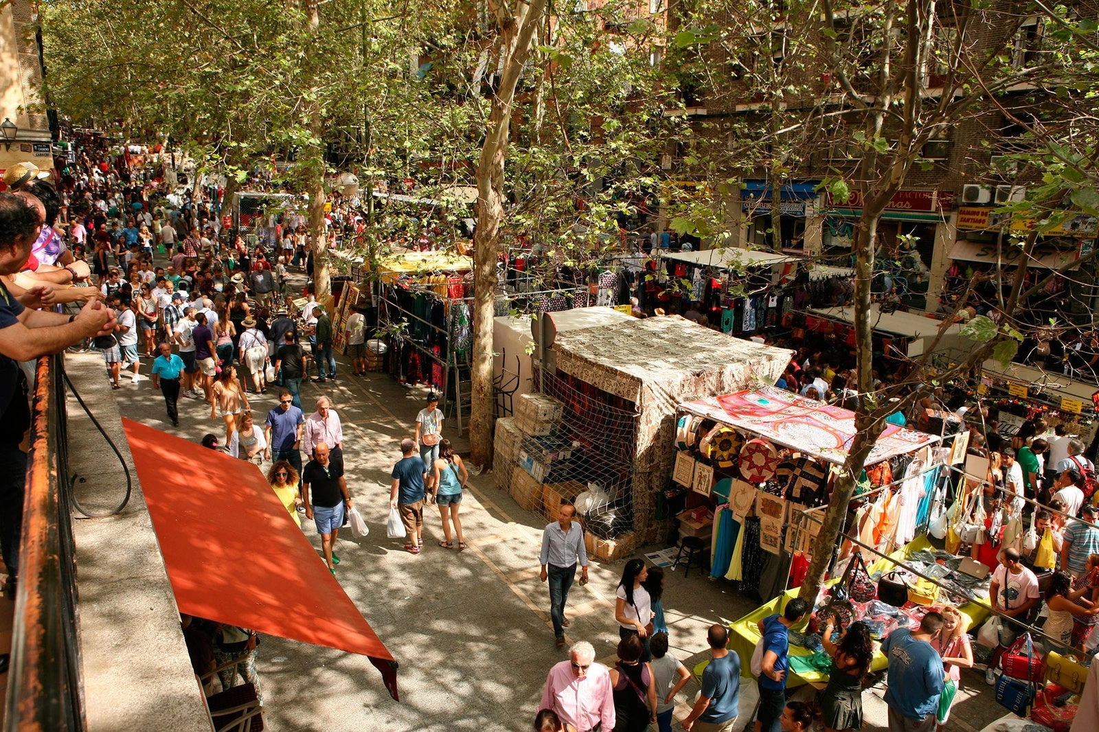 El Rastro de Madrid es un plan imprescindible de domingo que hacer en Madrid centro.