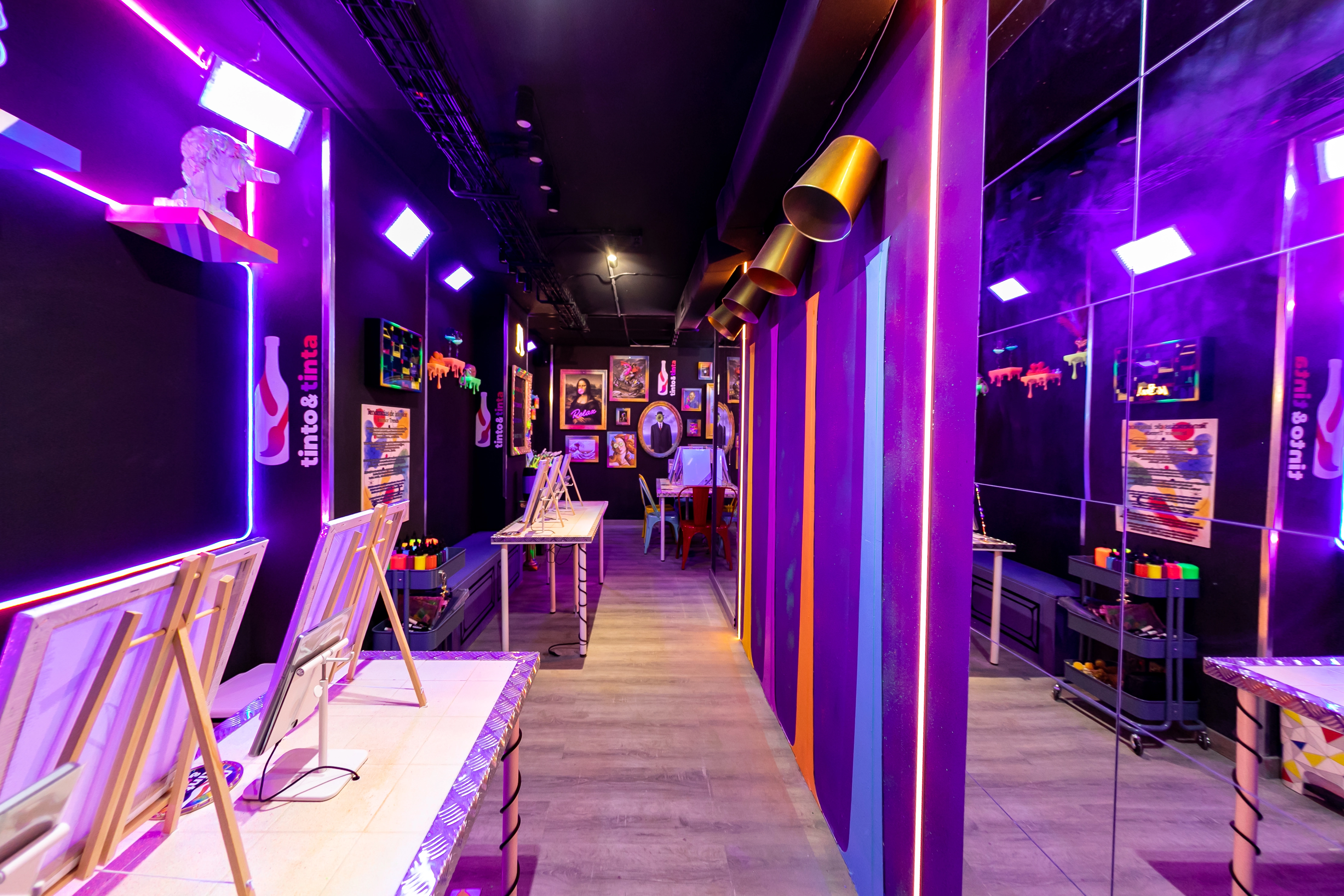 Local de Tinto&Tinta Valencia: un espacio inmersivo con luces UV y todo el material que necesitas para pintar con vino