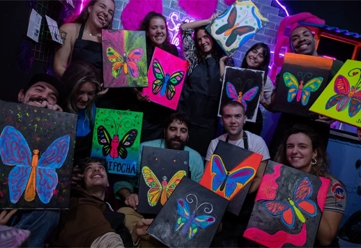 Celebra tu evento Art And Wine en Valencia, una actividad creativa y super divertida.