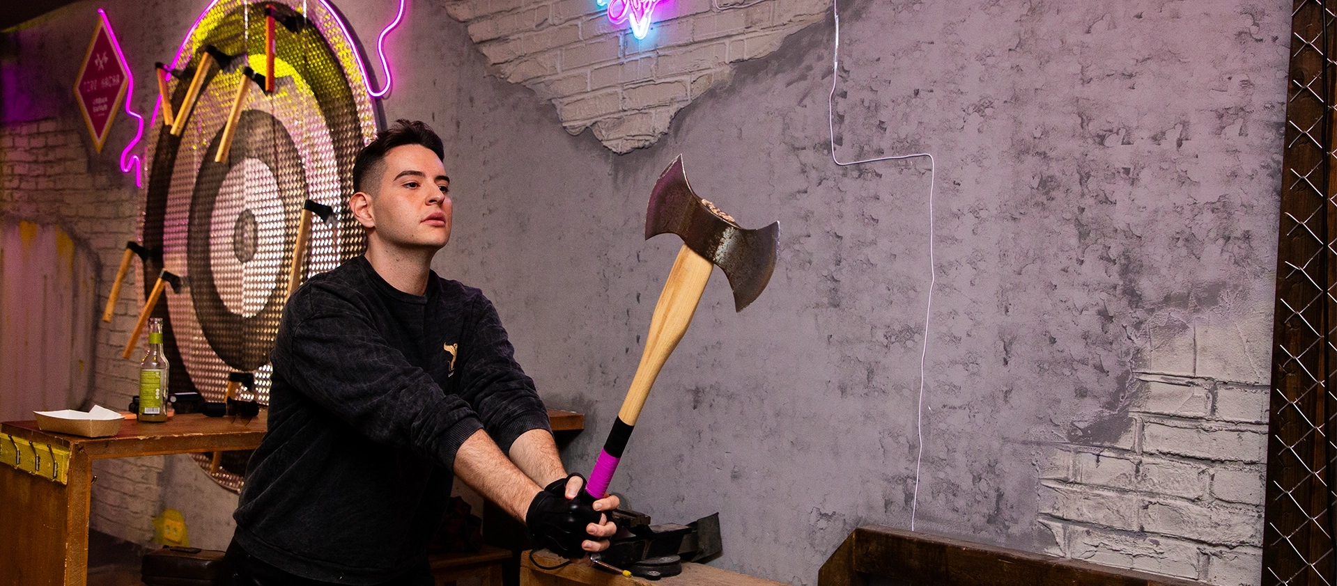 Lanzar hachas en Urban Safari es un plan divertido, diferente y original que hacer en el centro de Madrid.