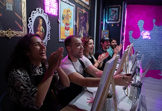 Estas Navidad disfruta de esta novedad en Madrid: Pinta y juega, brindando con vino ilimitado