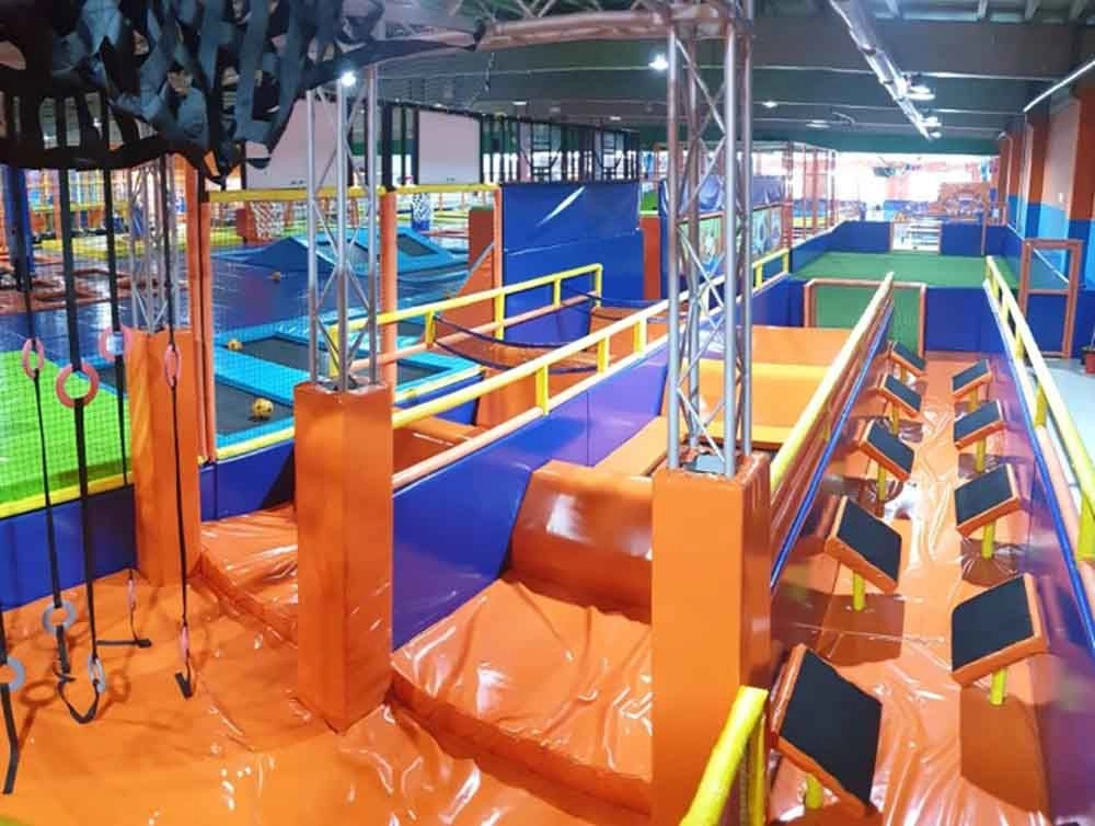 Celebrar cumpleaños como peques: hinchables, colchonetas y piscinas de bolas para todas las edades en Málaga.