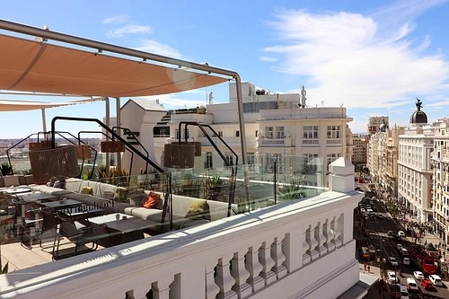 Qué hacer en Madrid centro: tomar una copa en una azotea con vistas como Picalagartos en plena Gran Vía.