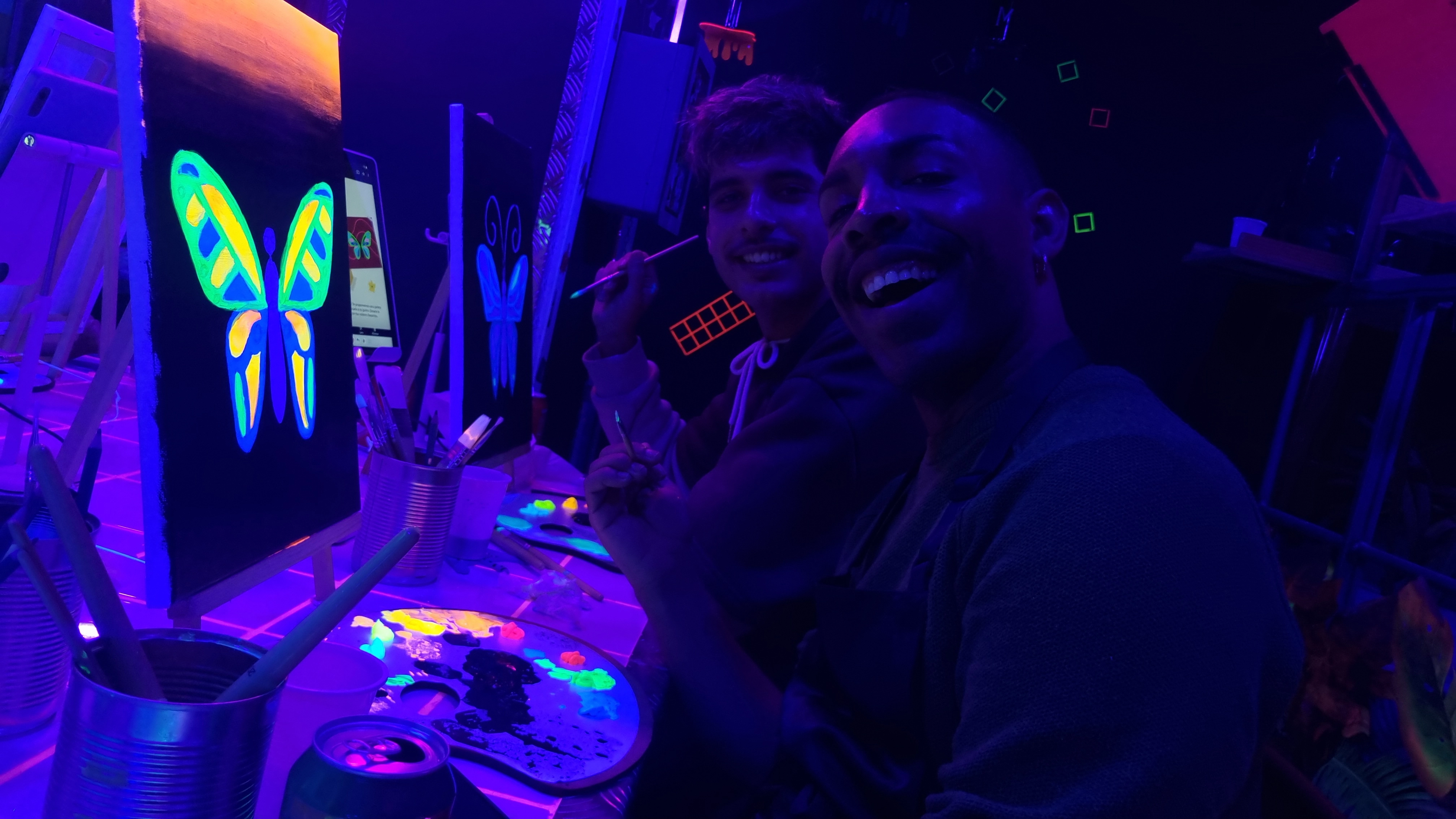 El taller de pintura más original de Madrid, donde pintas un cuadro con pinturas neón mientras bebes vino ilimitado.