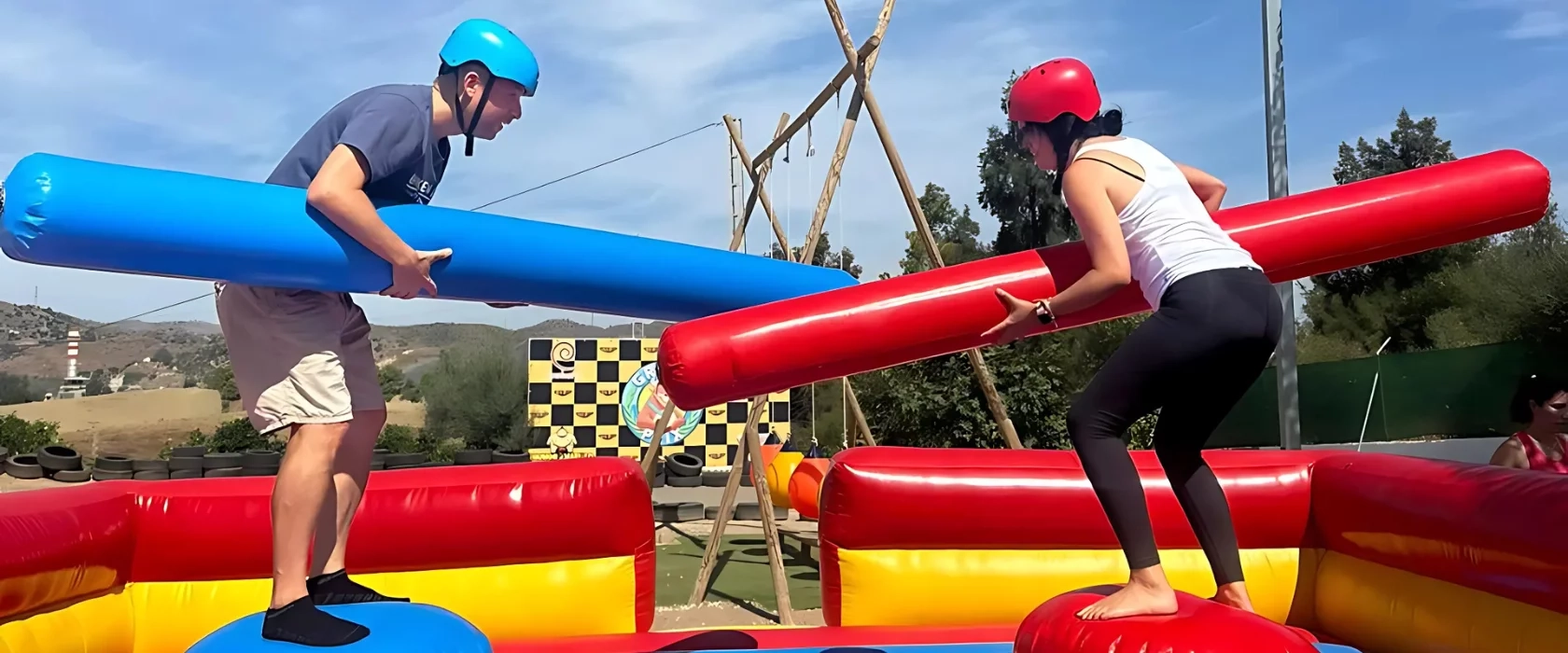 Parque multiaventura con hinchables, humor amarillo y paintball en Málaga con niños.