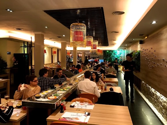 Un buffet libre con sushi riquísimo, perfecto para una cita divertida con tu pareja en Madrid