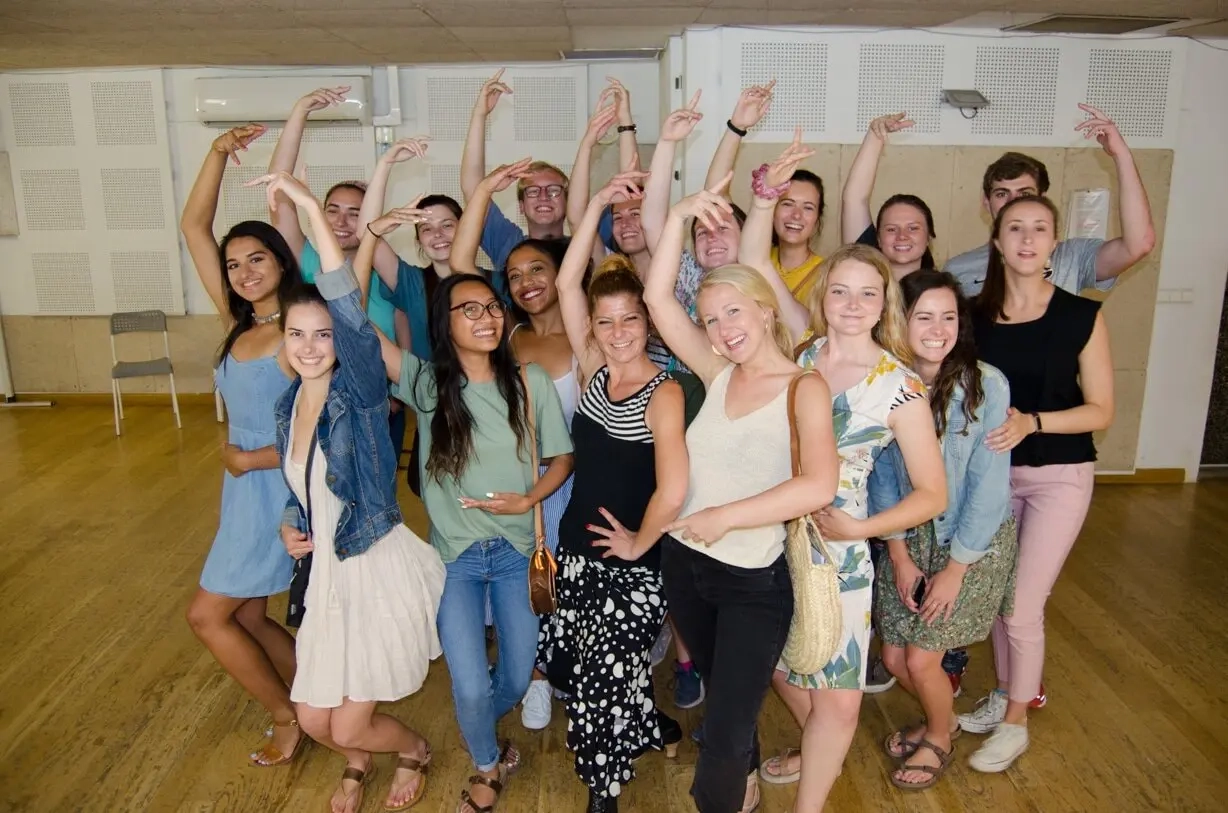 Celebra una despedida de soltera en Sevilla y aprende el baile más típico de toda Andalucía divirtiéndote en un taller de flamenco.