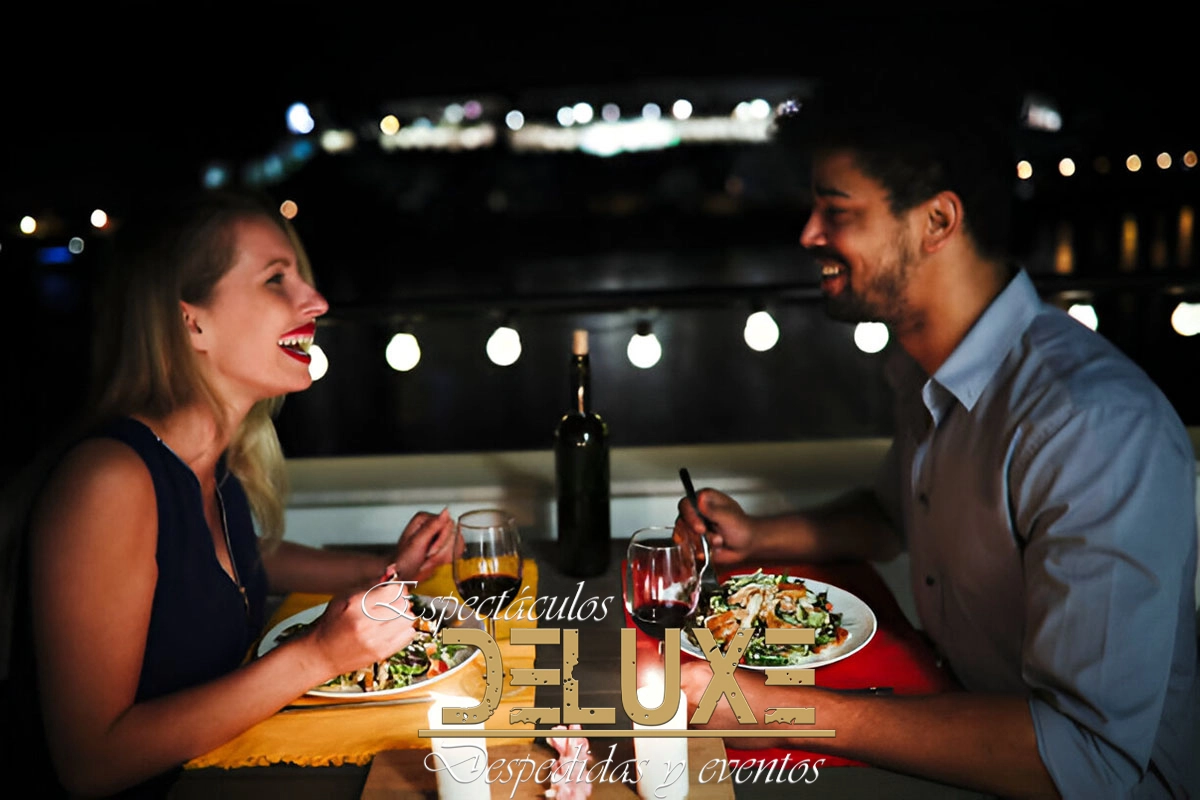 Celebra una despedida de soltera navegando en barco por Sevilla mientras comes o cenas con barra libre