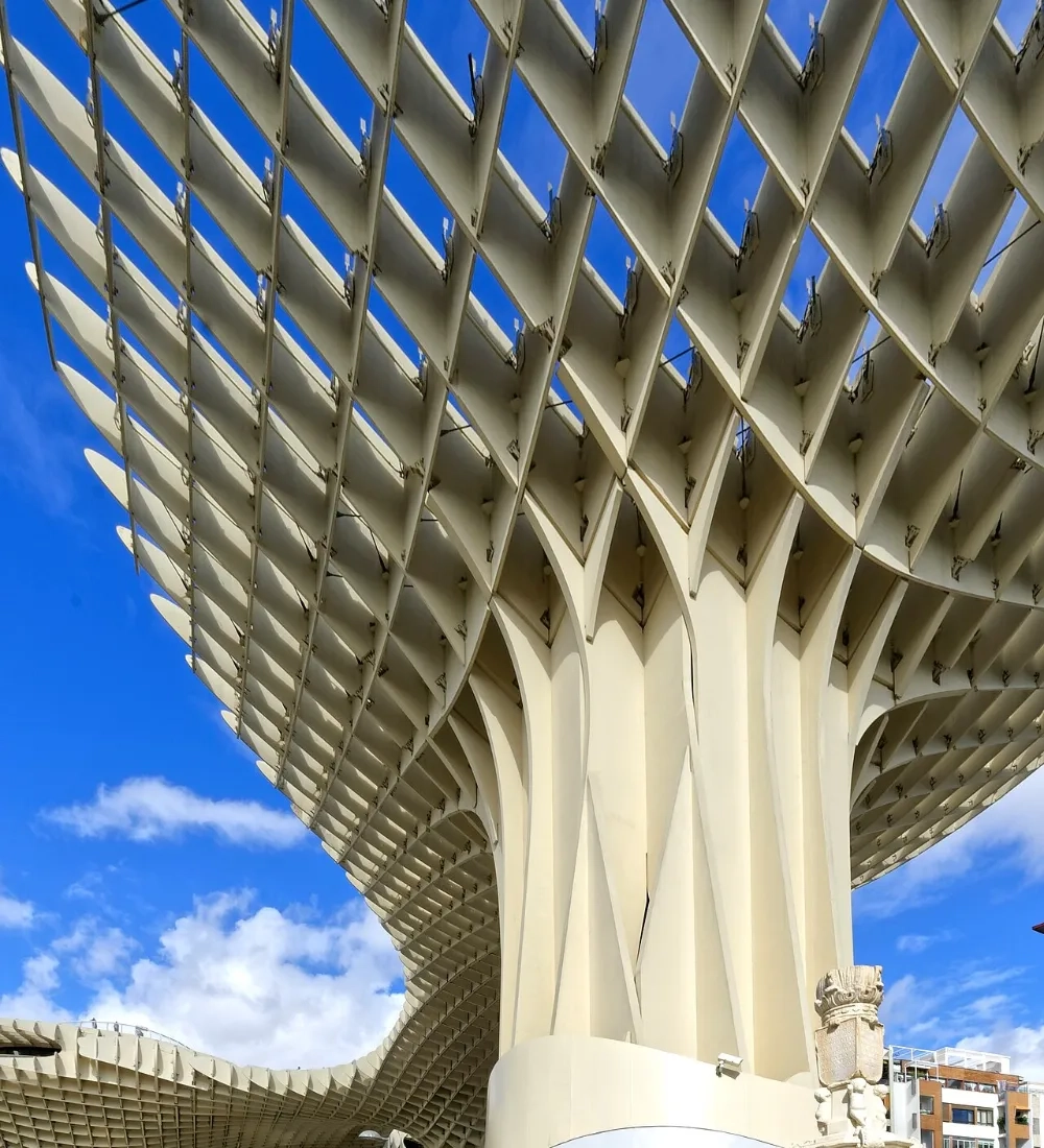 Contrapicado de la estructura de madera de las Setas de Sevilla contra el cielo azul