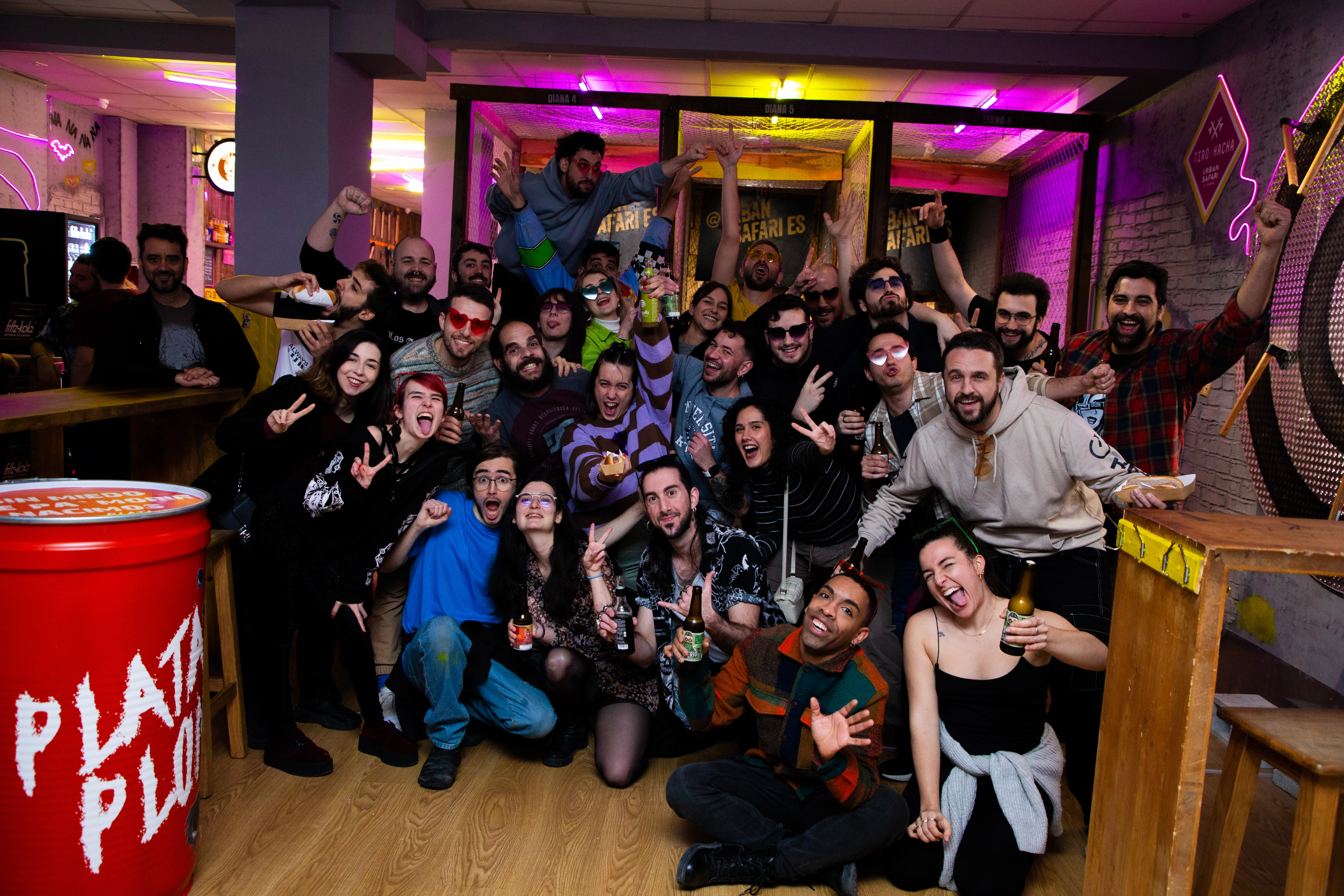 Sesión Team Building de Urban Safari Málaga: compite por equipos lanzando hachas, mientras te diviertes con una cervecita en la mano.