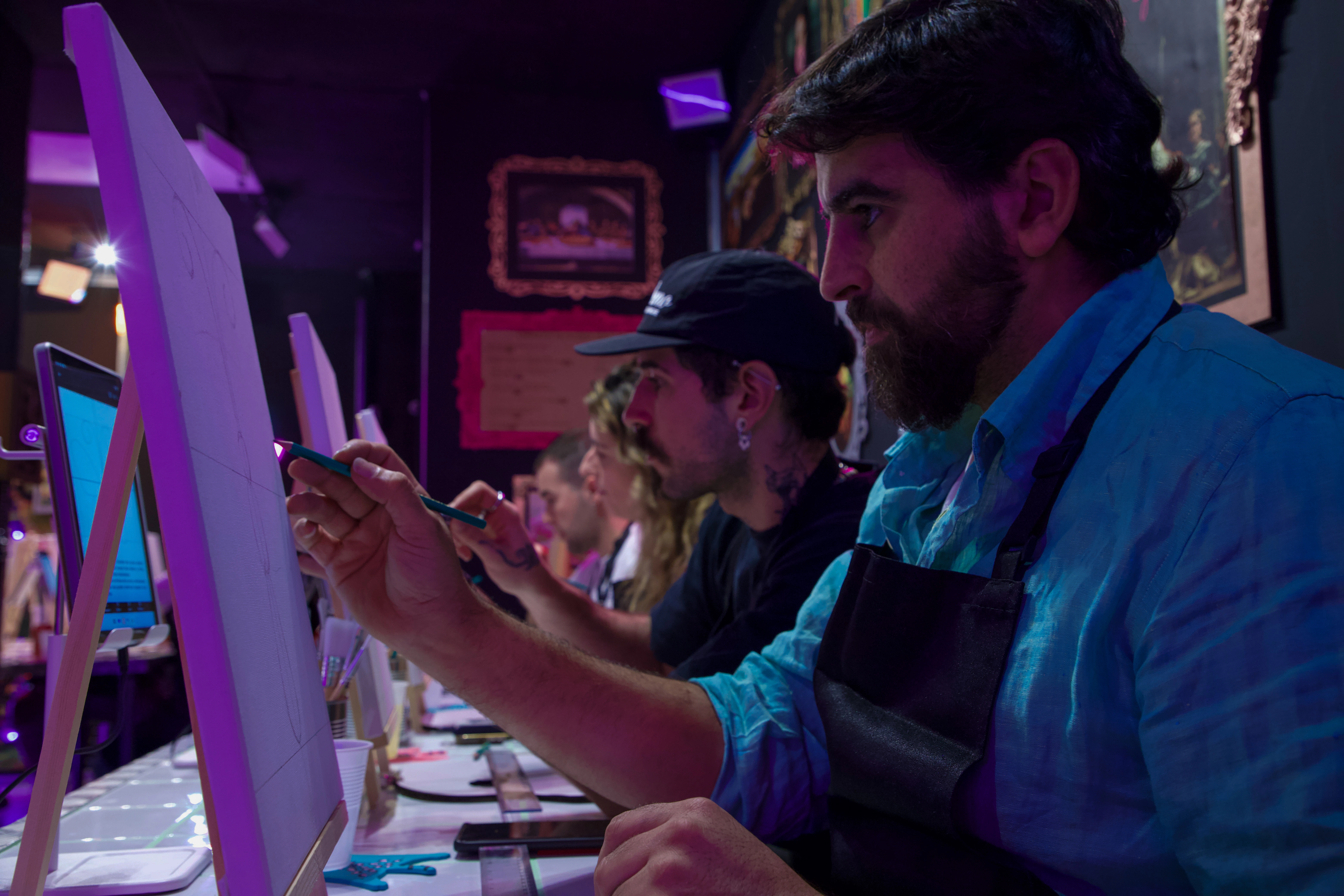 Pinta un cuadro con colores fluor sobre un lienzo en un entorno marcado por luces UV y una decoración inmersiva.