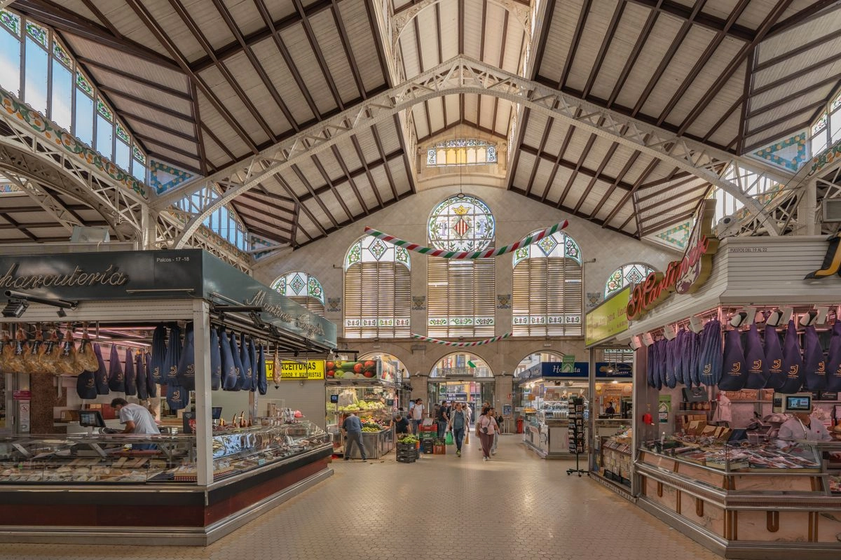 Interior del Mercado Central de València con sus vidrieras y los puestos de comida