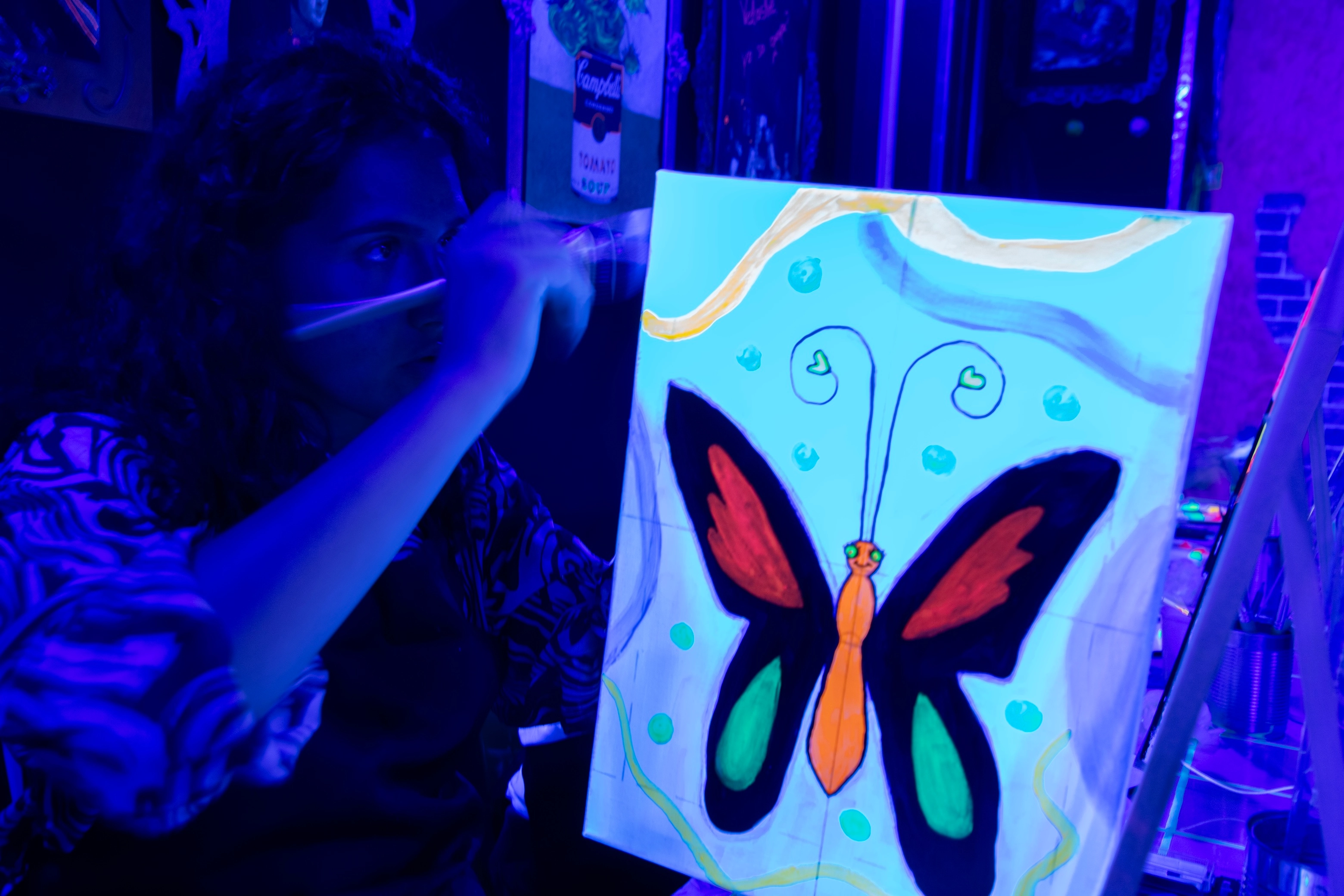 Pinta tu propia obra de arte mientras brindas con el vino ilimitado que tendrás de premio en un mini Escape Room introductorio