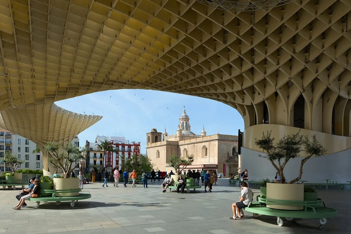 Plaza de la Encarnación bajo la estructura de madera de las Setas de Sevilla, con la iglesia de la Anunciación al fondo