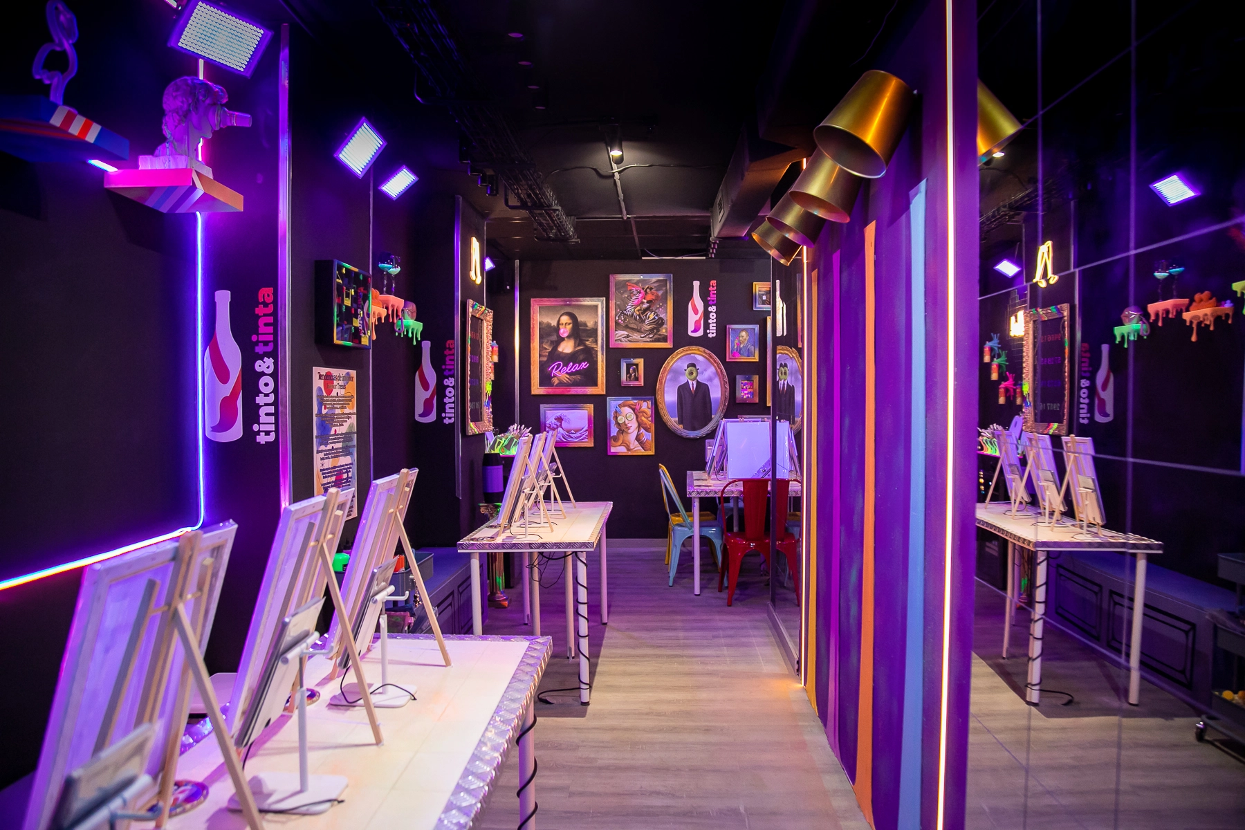Un local muy guay, con una atmósfera con luces ultravioleta para pintar un cuadro con pinturas neón, mientras brindáis con bebida ilimitada.
