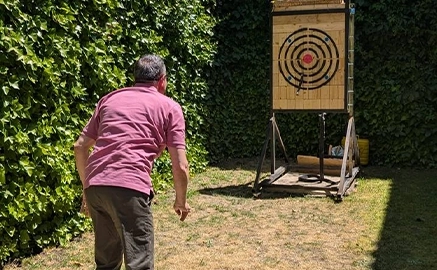 También puedes disfrutar del tiro de hacha de Urban Safari en vuestro team building a domicilio