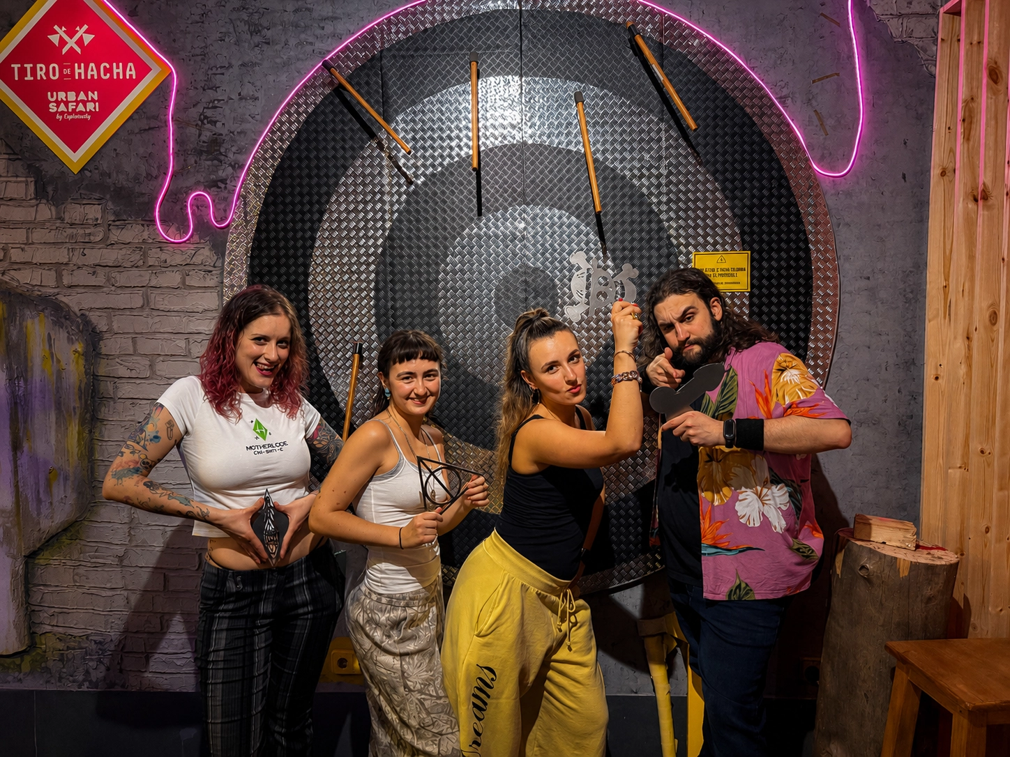 Celebrar cumpleaños en el mejor local de tiro de hacha de Málaga: Urban Safari by Experiencity, una experiencia 360 con juegos, retos, bar y música.