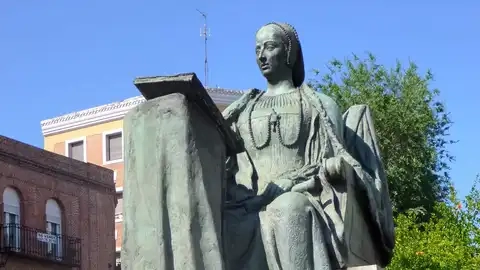 La Estatua de Beatriz Galindo representa a la humanista que dio nombre al barrio de la Latina de Madrid