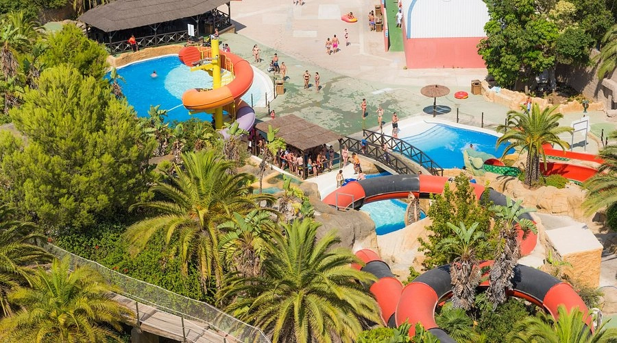 Sin duda, el parque acuático de Torremolinos es uno de los mejores planes para hacer en verano en Málaga. Piscinas, toboganes, vegetación y zona con atracciones infantiles.