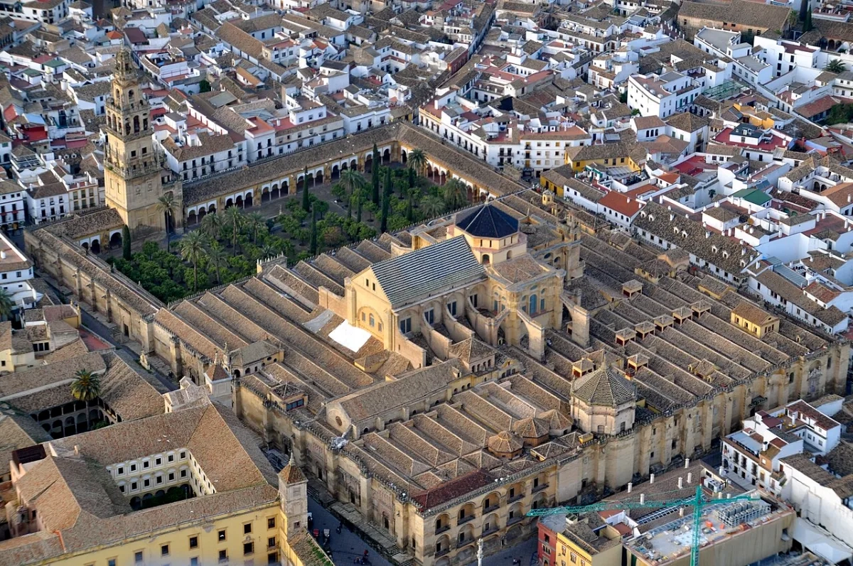Vista aérea de la Mezquita-Catedral de Córdoba y su Patio de los Naranjos