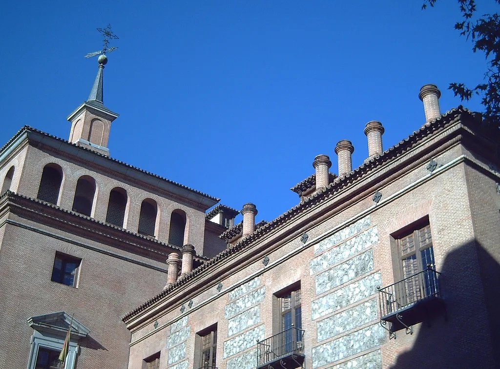 Fachada de la Casa de las Siete Chimeneas, escenario de una de las leyendas de Madrid más conocidas