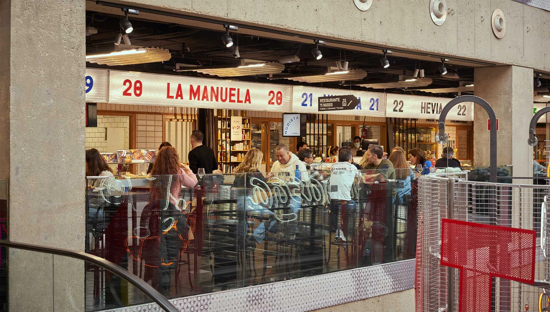 Que hacer en Madrid centro: El mercado de San Antón es un lugar desenfadado ideal para comer o tomar algo por el centro.