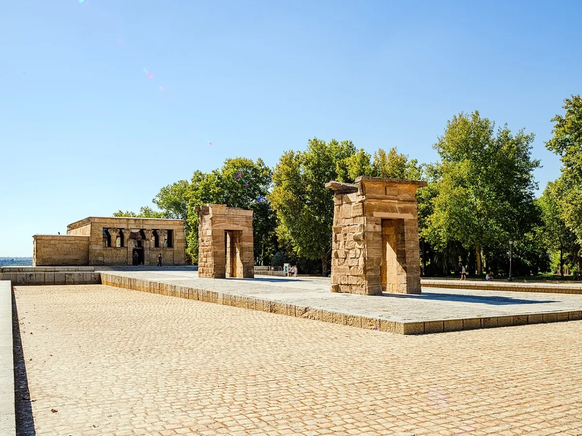 El Templo de Debod reflejado en su estanque, uno de los planes de tarde más conocidos de Madrid