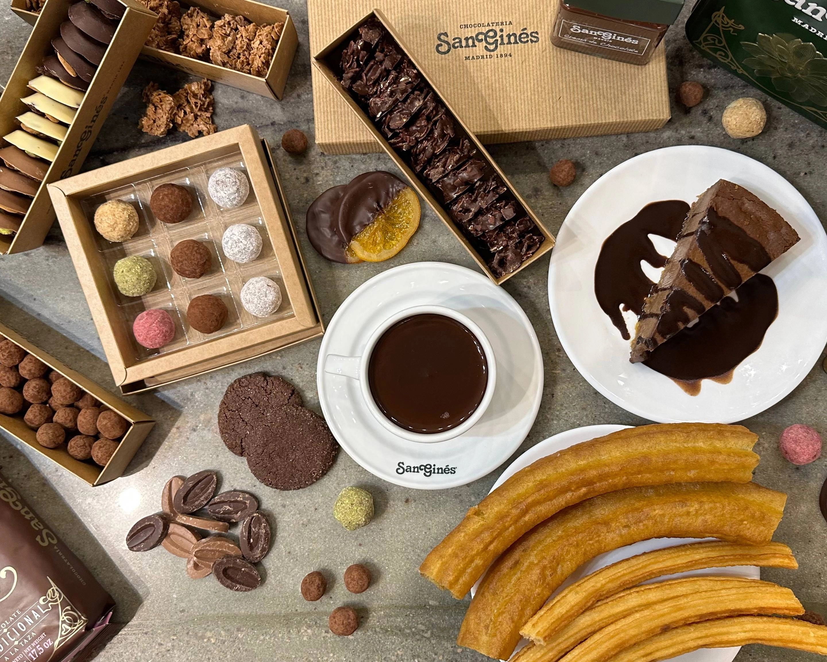 Tomar un chocolate con churros en el emblemático San Ginés es un imprescindible que hacer en Madrid centro.