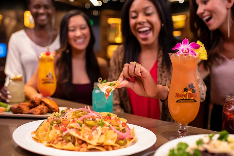 Hard Rock café es un restaurante genial para celebrar cumpleaños en Sevilla con comida americana y ambientación musical tematizada