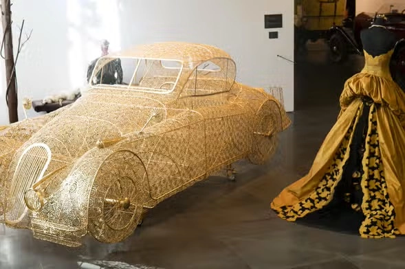 Los mejores coches y alta costura se fusionan en uno de los planes más instagrameables de Málaga.