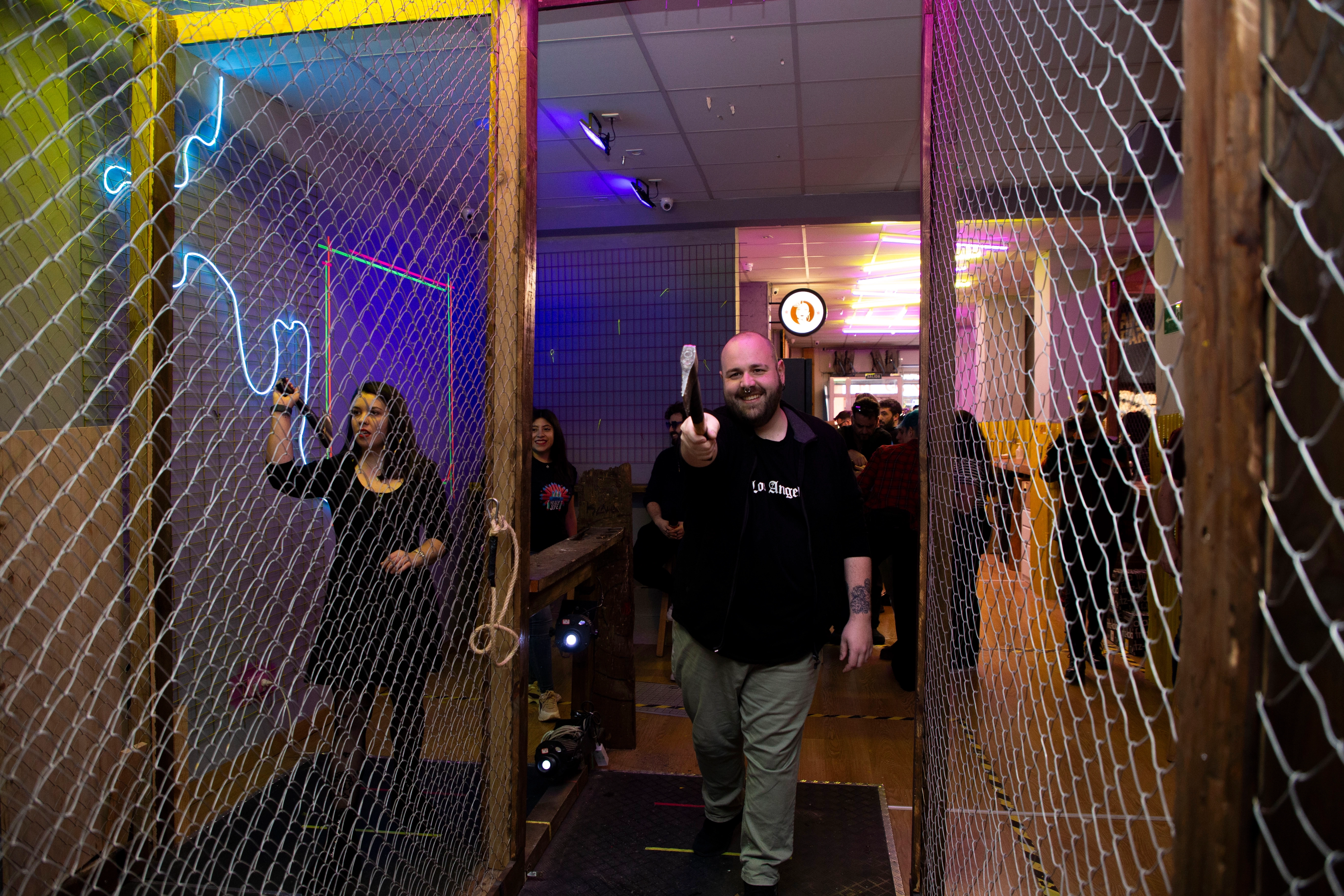 Lanzar hachas es un plan diferente y original para disfrutar mientras te tomas una cerveza en el centro de Madrid durante las fiestas de San Isidro 2026.