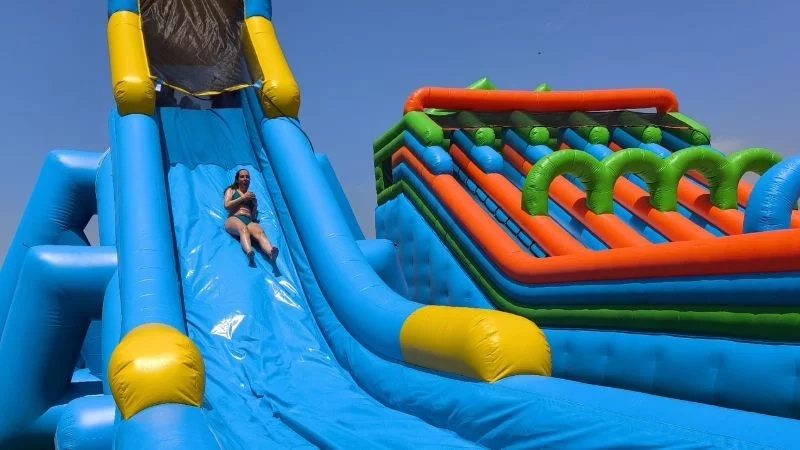 Parque multiaventura en Málaga. Una de las mejores opciones si no sabes qué hacer: humor amarillo, toboganes, colchonetas y atracciones acuuáticas.