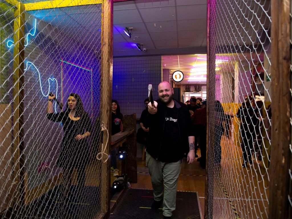 Planes divertidos para adultos en Madrid - El mejor tiro de hacha de la ciudad en Urban Safari