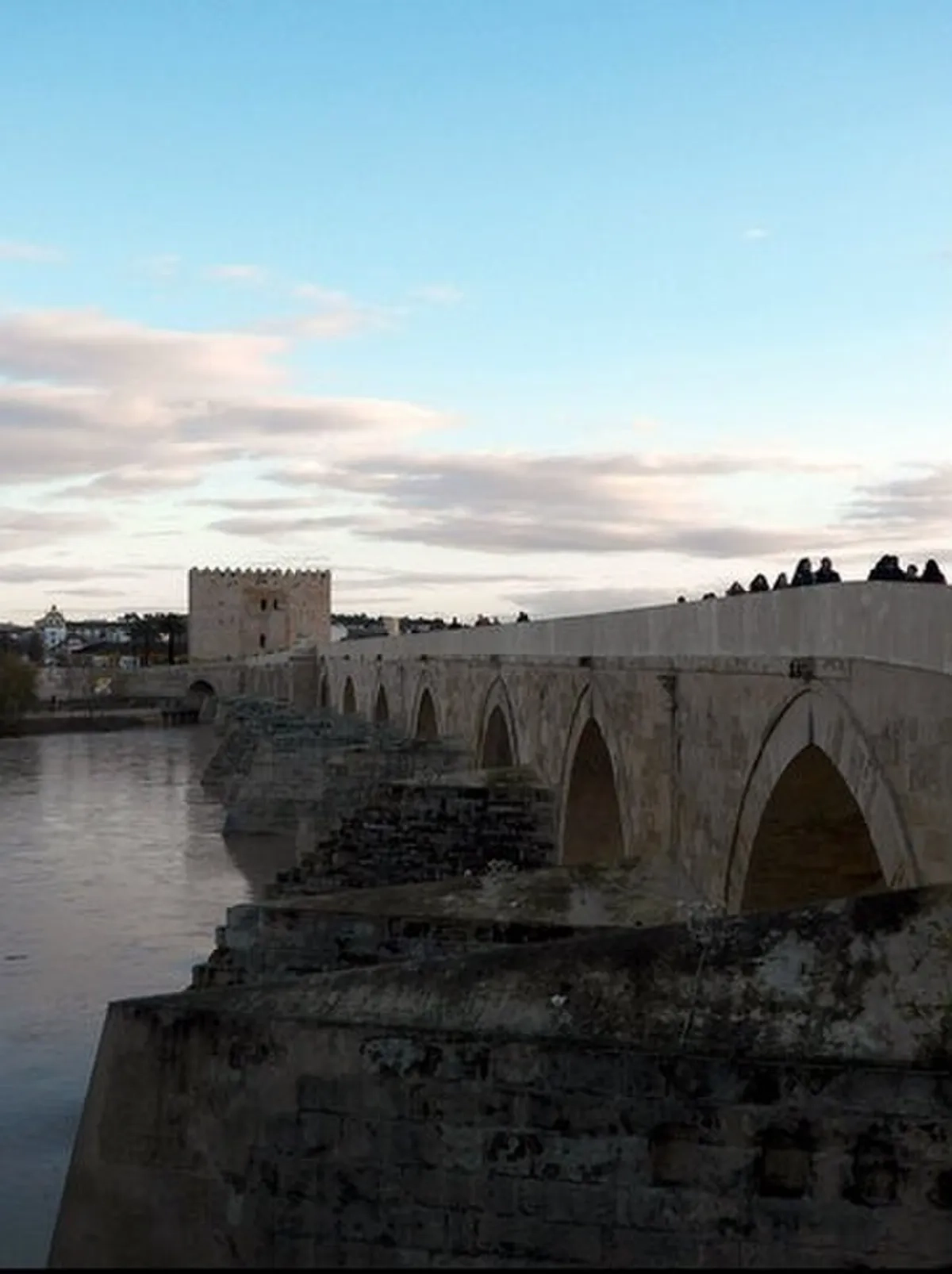Puente Romano de Córdoba sobre el Guadalquivir con la Torre de la Calahorra al fondo