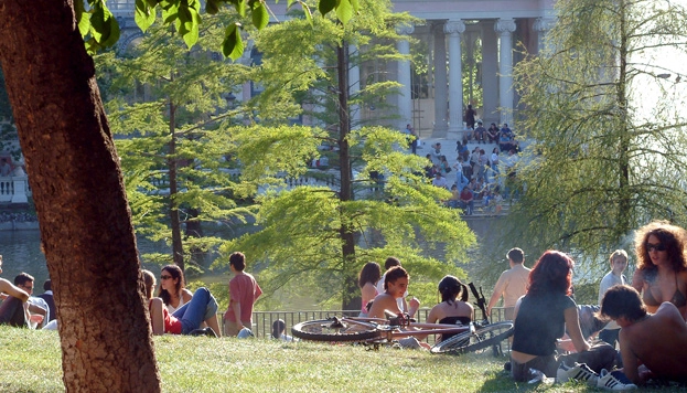 Un picnic en el Parque del Retiro es una de los mejores planes al aire libre en Madrid