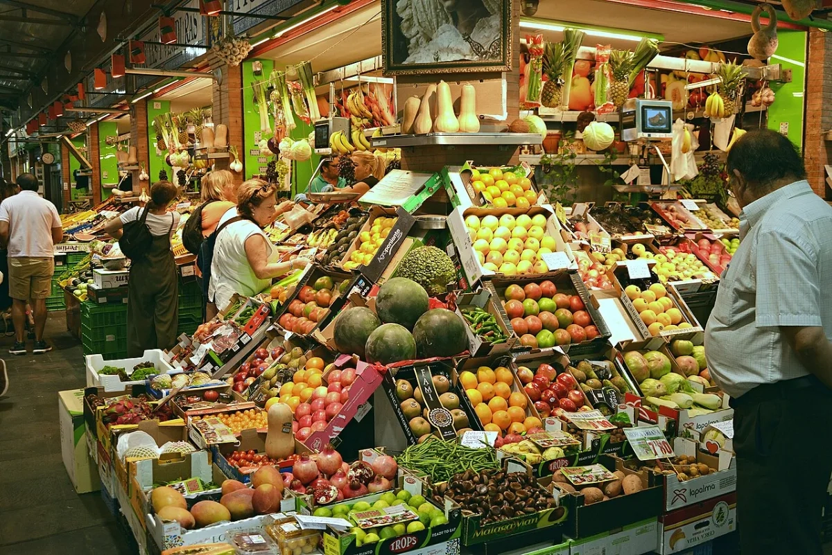 Puesto de frutas y verduras del Mercado de Triana, donde arranca la clase de cocina del Taller Andaluz de Cocina