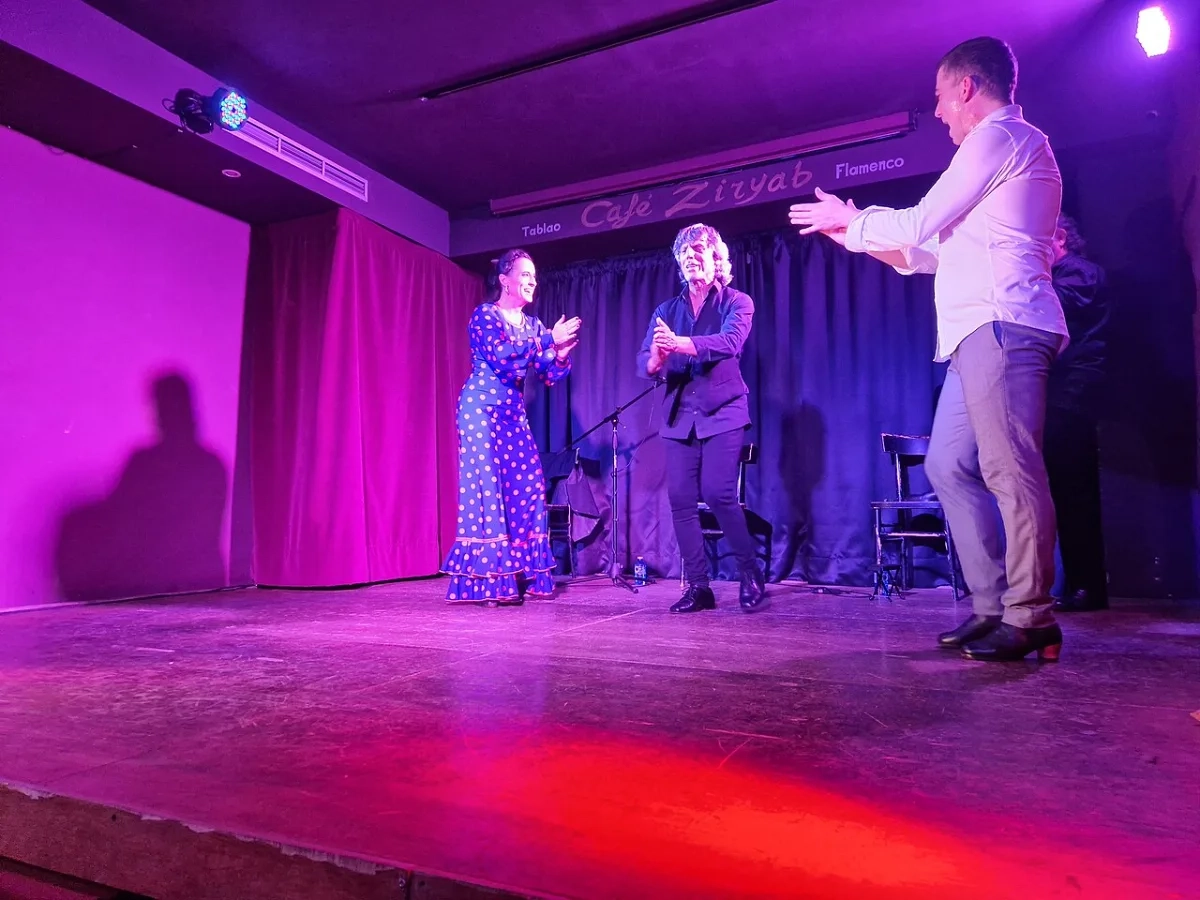Bailaora, cantaor y guitarrista durante un espectáculo de flamenco en directo en un café de Madrid