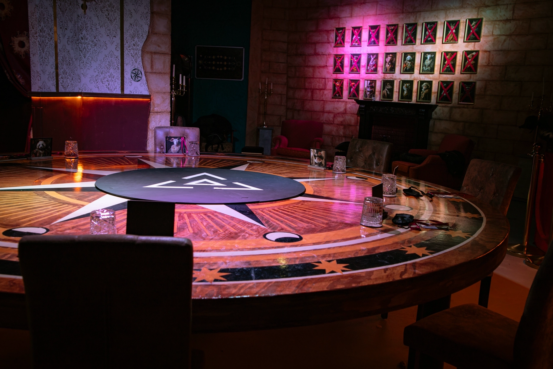 Una de las experiencias para grupos grandes en Madrid que están arrasando. Inspirada en el juego Traitors.