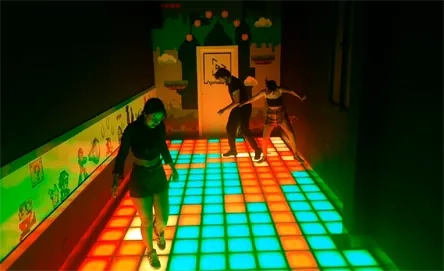 El Suelo es Lava es uno de los planes más novedosos en Málaga: un suelo interactivo con varios minijuegos con los que correr, saltar y pasarlo en grande.