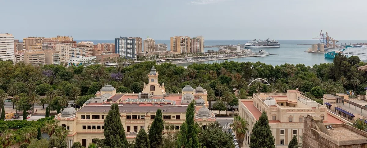 Vista de Málaga y del puerto desde la Alcazaba
