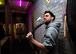 Lanzar hachas es uno de los planes más adictivos en Málaga, con mas de 50 tipos de objetos arrojadizos y más de 20 juegos competitivos de diana en un espacio arcade.