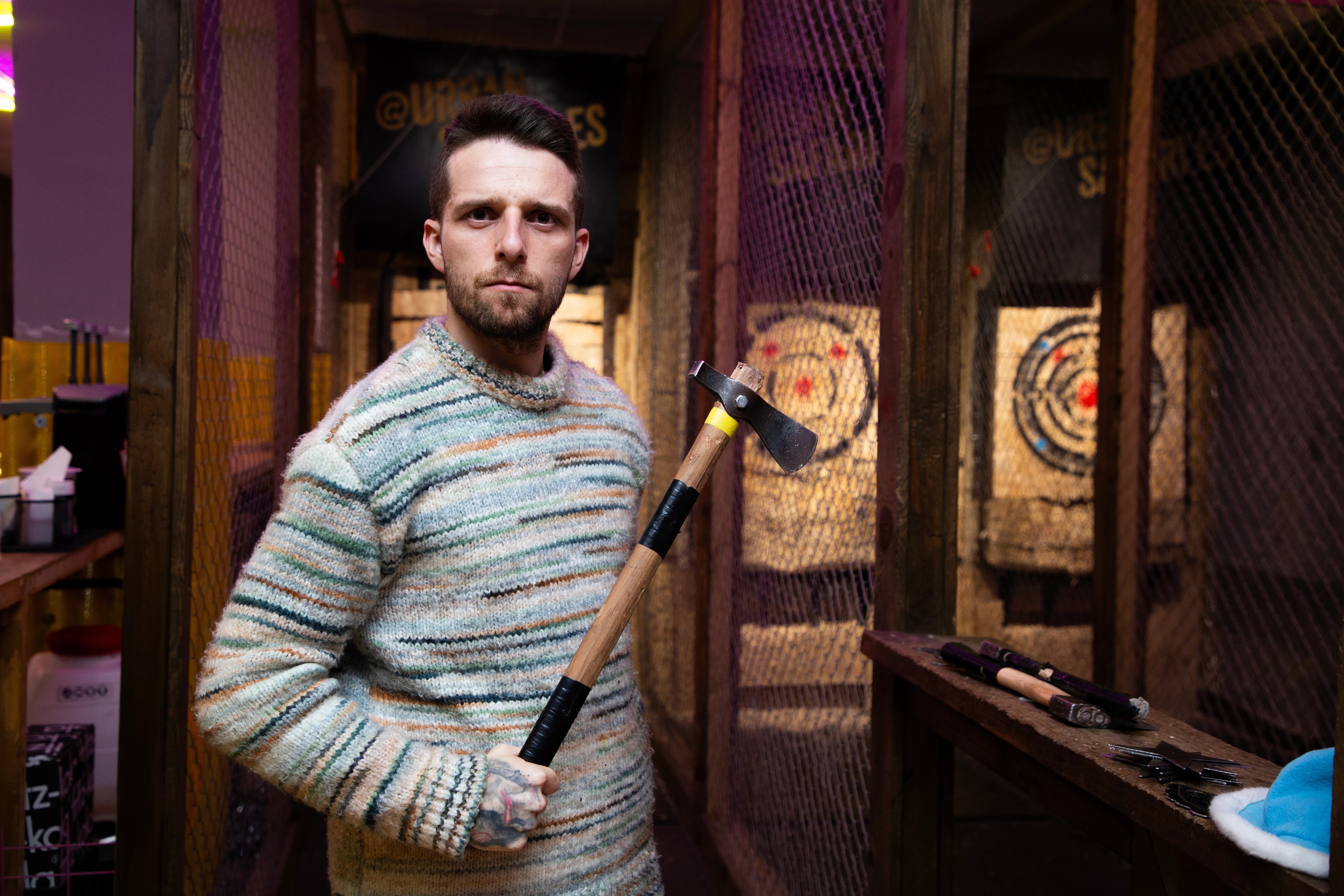 Lanzar hacha en Urban Safari es uno de los planes más divertidos para hacer en pareja en Madrid